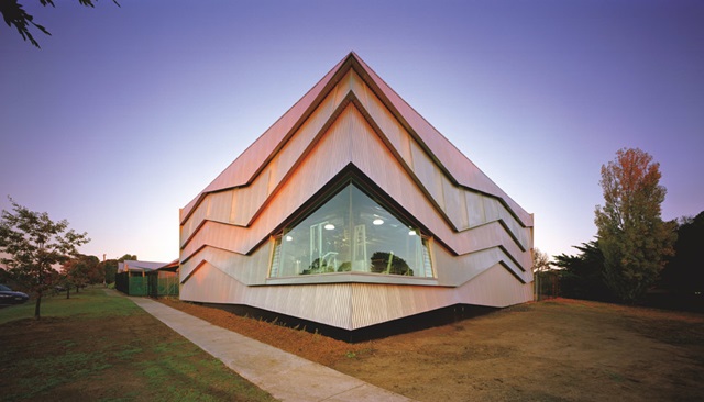 The cladding is LYSAGHT CUSTOM ORB® profile made from COLORBOND® steel in the colours Axis® and Conservatory®, which alternate vertically on the northern face.